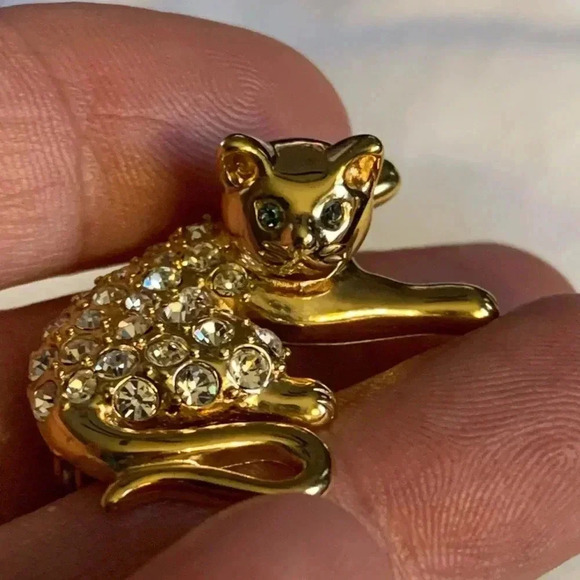 Vintage SIGNED Krementz gold tone 
rhinestones cat brooch like new - Picture 1 of 10